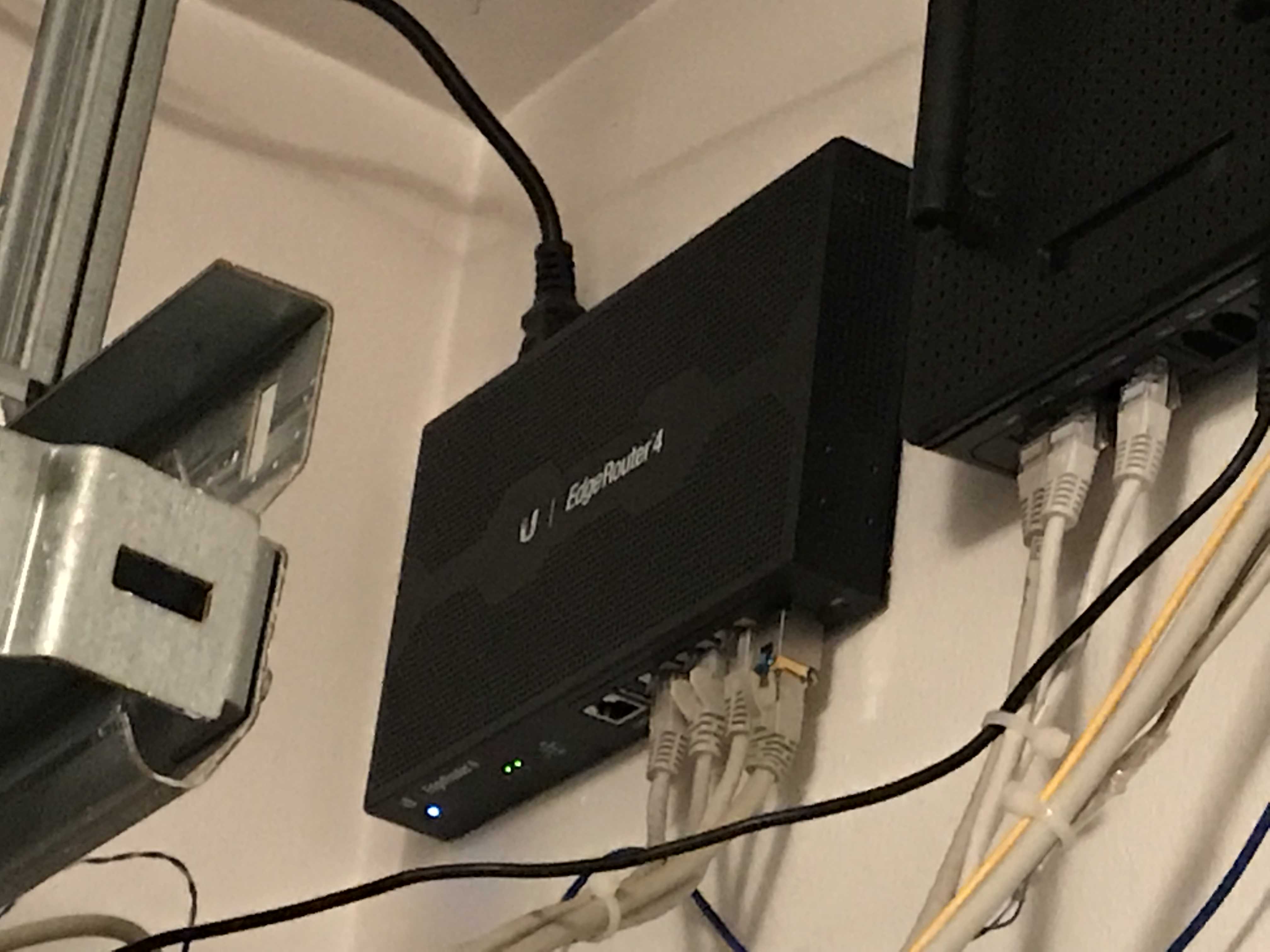 Picture of the EdgeRouter 4. /images/edgerouter-4.jpg